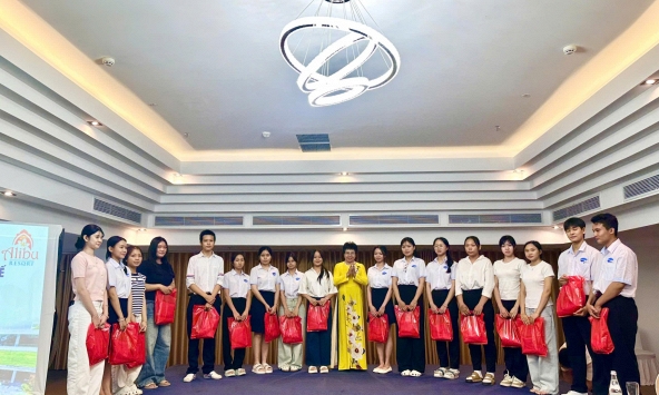 Hơn 500 tân sinh viên du lịch Nha Trang trải nghiệm thực tế, nhận quà áo dài đầu năm học