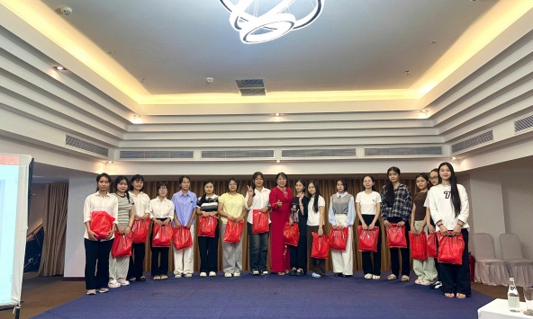 Hơn 500 tân sinh viên du lịch Nha Trang trải nghiệm thực tế, nhận quà áo dài đầu năm học