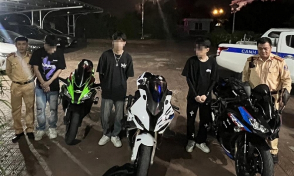 3 nam thanh niên phóng xe phân khối lớn vào cao tốc 