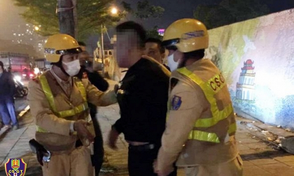 Cán bộ ngân hàng đấm thẳng mặt CSGT khi bị yêu cầu kiểm tra nồng độ cồn