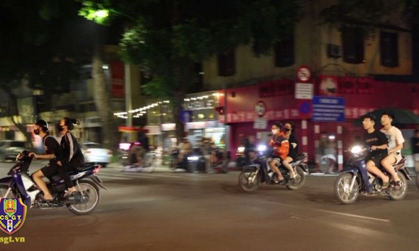 Không đội mũ bảo hiểm bị 141 dừng xe, quái xế tuổi teen khóa cổ, bỏ xe giữa phố 