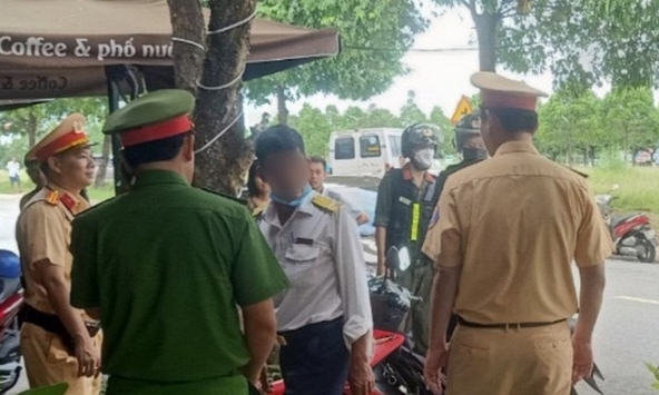 Không chịu đo nồng độ cồn, bỏ vào quán cà phê, cán bộ thuế bị kỷ luật, điều chuyển