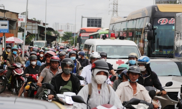 TP.HCM: Hàng nghìn phương tiện nối đuôi nhau rời thành phố, người dân mệt mỏi vì cảnh kẹt xe kéo dài