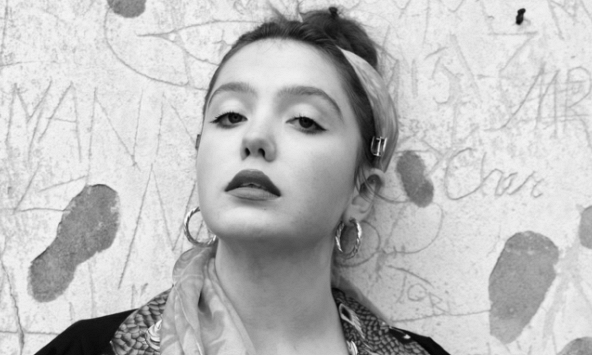 Căn bệnh khiến nữ ca sĩ, nhạc sĩ người Anh qua đời khi chỉ mới 21 tuổi