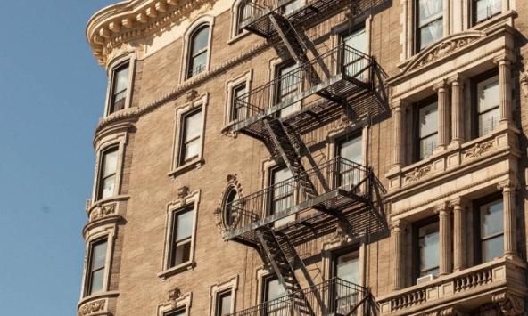 Câu chuyện phía sau những chiếc cầu thang thoát hiểm - biểu tượng nổi tiếng của New York