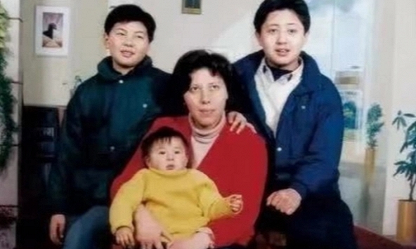 Bà mẹ 'bắt' con lao động kiếm tiền từ bé, khắc nghiệt đến mức thu cả tiền ăn, 20 năm sau 2 con đều thành tỷ phú