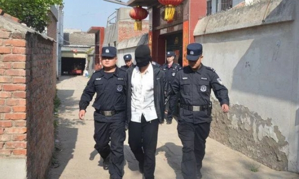 Phụ huynh lao tới trường hành hung thầy hiệu phó bị thương, sau khi cảnh sát vào cuộc thầy giáo lại phải ngồi tù 