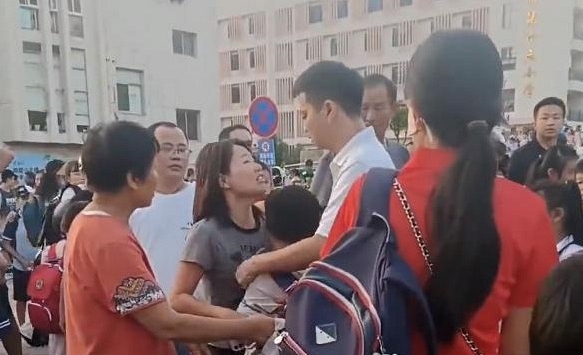 Cha mẹ ly hôn giành giật con ngay trước cổng trường: Đừng nhân danh 'tình yêu' để tổn thương con trẻ