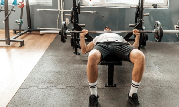 Bị thanh tạ nặng 60kg đè lên cổ, vận động viên chuyên nghiệp chết trong phòng ngủ