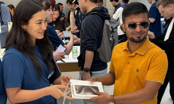 Quang cảnh ngày đầu mở bán iPhone 15: Đây là người đàn ông nhận được máy sớm nhất thế giới!