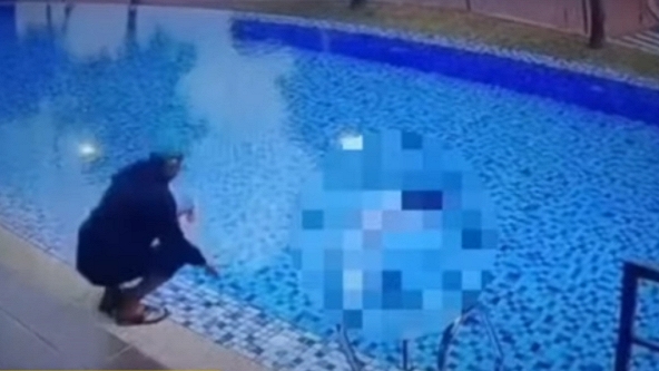 Bé gái 4 tuổi đuối nước thương tâm dưới hồ bơi, camera ghi lại thái độ của anh trai khiến cư dân mạng phẫn nộ