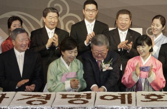 Tình tiết phim tài phiệt đều không phải giả: Chủ tịch LG bị mẹ và chị gái tranh giành tài sản thừa kế ngay tại tòa