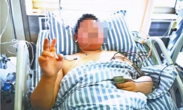 Chàng trai 19 tuổi nội tạng bị axit ăn mòn vì sở thích của nhiều người