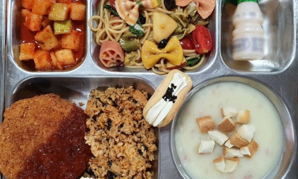 Soi suất ăn trưa của học sinh toàn thế giới, nhiều nơi miễn phí mà chất lượng vẫn 'đỉnh chóp'