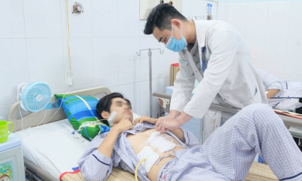 Nam sinh 16 tuổi nôn đầy máu tươi, tình trạng nguy kịch do thói xấu của nhiều người trẻ