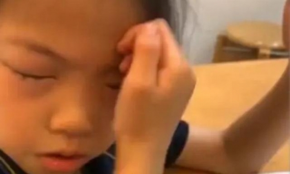 Bé gài 9 tuổi gần như bị mù, thủ phạm có thể cũng đang ở quanh bạn