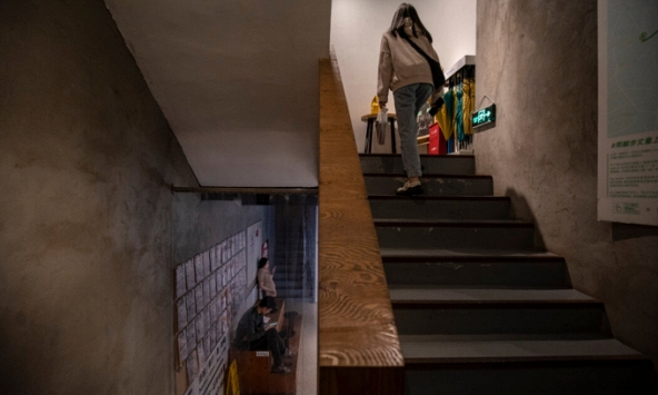 Bên trong nhà nghỉ giá rẻ, ở ghép cùng 4 người/đêm của người trẻ thất nghiệp và nỗi lo: 'Tại sao thị trường việc làm khắc nghiệt thế?'