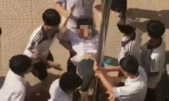 Ranh giới giữa bạo lực học đường và bạn bè “đùa cho vui” nằm ở đâu? Đáp án cảnh tỉnh tất cả mọi người 