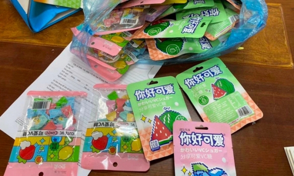 Xảy ra nhiều vụ học sinh ngộ độc sau khi ăn kẹo lạ bán trước cổng trường, các địa phương chỉ đạo khẩn