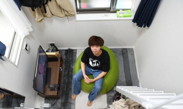 Cuộc sống bên trong căn nhà 'hộp giày' 9m2 không đủ chỗ nấu nướng, tắm rửa: Giá thuê rẻ nhưng có đáng?