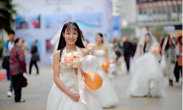 Quốc gia lớn nhất châu Á sắp trở thành “đất nước độc thân” như Nhật Bản: Phụ nữ học càng cao càng “ế”, muốn kết hôn cũng khó