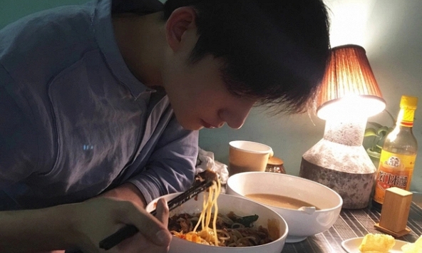 Nam thanh niên nhồi máu não, liệt nửa người chỉ vì một thói xấu trước khi đi ngủ nhiều người vẫn ưa làm