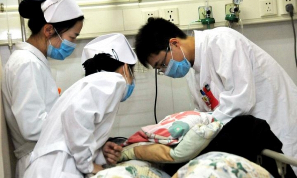 Người đàn ông bất ngờ qua đời khi đang tắm, bác sĩ chỉ ra 4 thói xấu nhất định phải bỏ càng sớm càng tốt