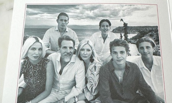 Vương thất Hy Lạp đăng tải thiệp mừng Giáng sinh chưa từng có, hai hoàng tử điển trai nhất Hy Lạp 'chiếm trọn spotlight'