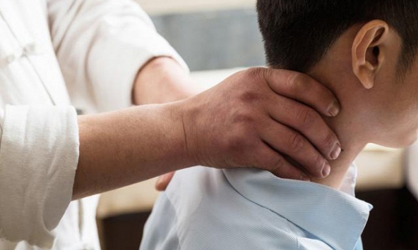 Cột sống cổ của cậu bé 13 tuổi 'già hơn' bố mình tới 10 tuổi vì thói quen này của nhiều người