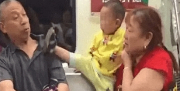 Không nhường chỗ cho cụ ông trên tàu, đứa trẻ 5 tuổi bị chê 'vô giáo dục': Người mẹ nói 1 câu gây sốc!