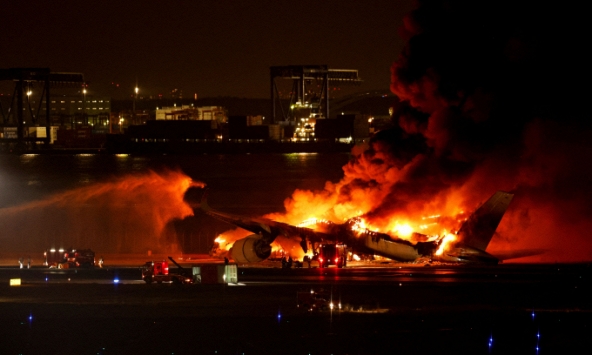 Tiếp viên tiết lộ 18 phút sinh tử trong máy bay Nhật Bản: 5/8 cửa thoát hiểm bốc cháy, mất liên lạc hoàn toàn với buồng lái