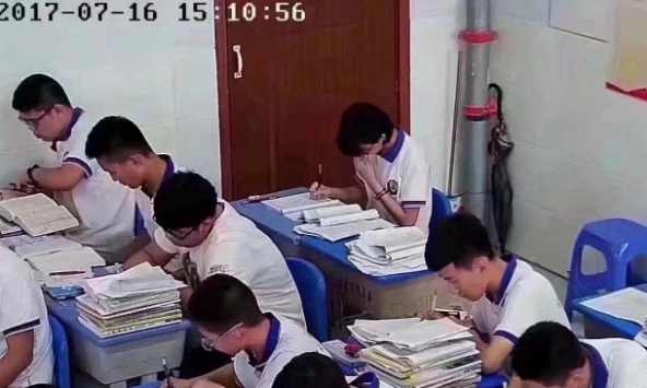 'Lò đào tạo học bá' khó tin tại trường điểm Trung Quốc: Camera giám sát 12 tiếng/ngày, quay bút nửa giây cũng bị nêu tên trước toàn trường
