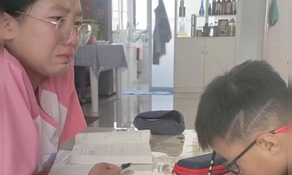 Giảng bài mãi con không hiểu, bà mẹ lên cơn vỡ mạch máu tim, não, bác sĩ cảnh báo