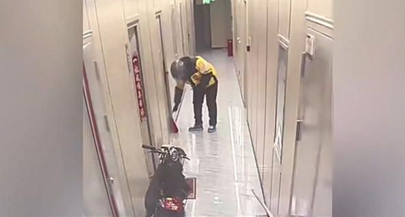 Tố cáo shipper đi tiểu vào đồ ăn, cô gái ngỡ ngàng khi sự thật được camera an ninh lật tẩy