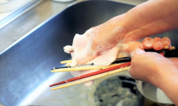 Loại đũa bẩn gấp 8 lần bồn cầu, chuyên gia chỉ ra 5 bước quan trọng để rửa sạch đũa