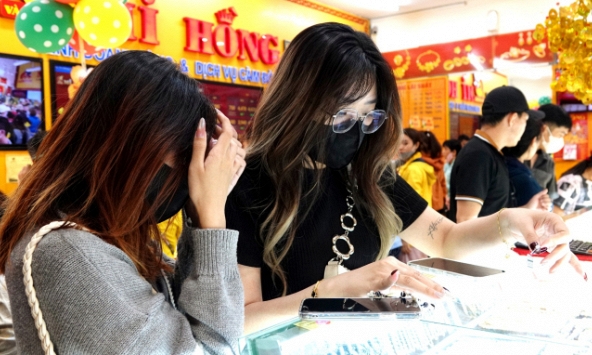 Hội mua vàng trước Ngày vía Thần Tài: Chọn vàng miếng hay vàng nhẫn