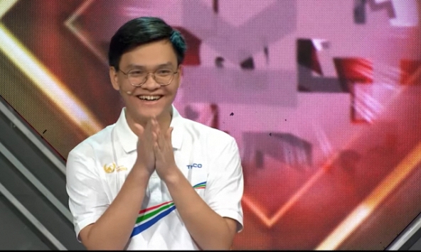 Cứ trả lời sai là cười, nam sinh Quảng Trị giành vòng nguyệt quế Olympia