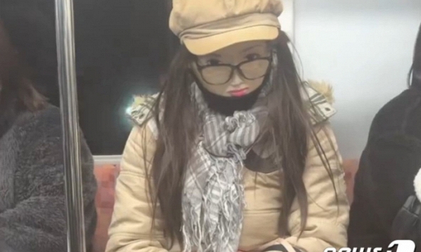 Bức ảnh cô gái ngồi trên tàu điện ngầm: Tưởng bình thường nhưng ẩn chứa bí mật khiến dân tình kinh hãi