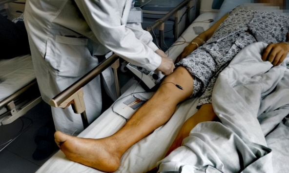 Người đàn ông liệt nửa người sau cơn đột quỵ chỉ vì một sai lầm, bác sĩ chỉ ra 3 việc nên hạn chế làm sau bữa tối