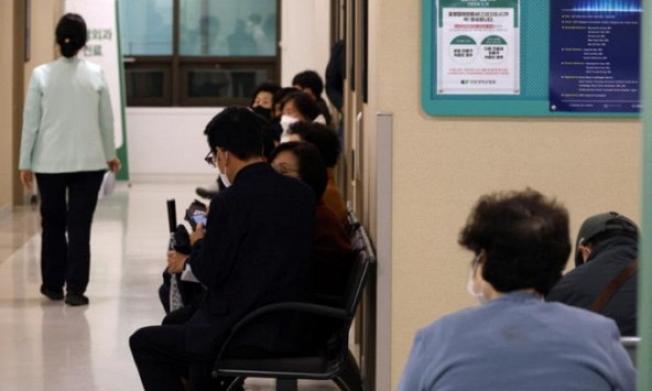 Tình cảnh tại bệnh viện ở Hàn Quốc lúc này: Hơn 9.000 bác sĩ bỏ việc, người bệnh mệt mỏi chờ được thăm khám