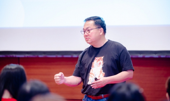 40% lao động sẽ bị ảnh hưởng bởi AI và người máy, sếp Hoàng Nam Tiến: Học 2 kỹ năng này để không bị thay thế!