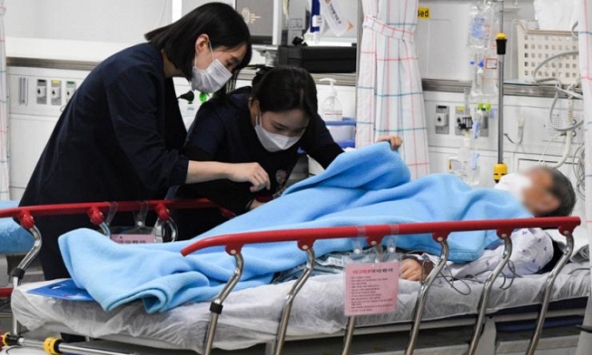 Khủng hoảng y tế Hàn Quốc: 30.000 bác sĩ và người thân xuống đường biểu tình, hơn 100 bệnh nhân phải 'cầu cứu' bệnh viện quân đội