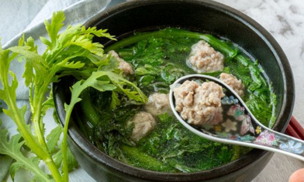 Đừng chỉ ăn gan heo, đây là loại rau dân dã được mệnh danh “vua chất sắt” bán đầy chợ Việt