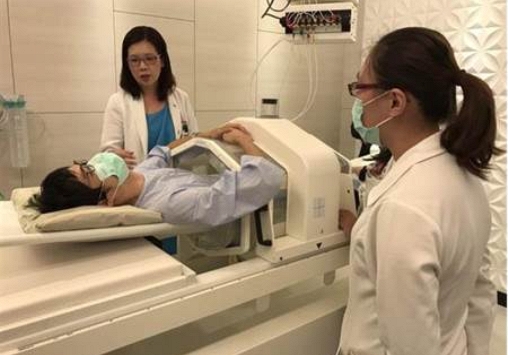 Người phụ nữ mắc ung thư bàng quang, không liên quan đến chuyện đi vệ sinh mà do 1 thói quen làm đẹp