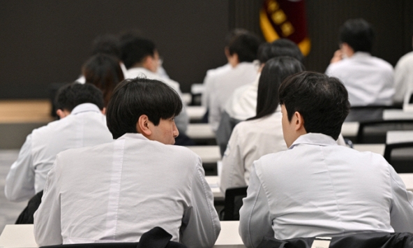 Khủng hoảng y tế tại Hàn Quốc: Kế hoạch tăng tuyển sinh không thay đổi, người người nhà nhà đổ xô đến học viện ôn thi vào trường y