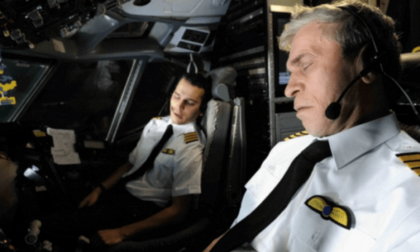 Cơ trưởng và cơ phó ngủ giữa chuyến bay vì quá mệt, máy bay chở 59 người di chuyển chệch hướng gần 30 phút