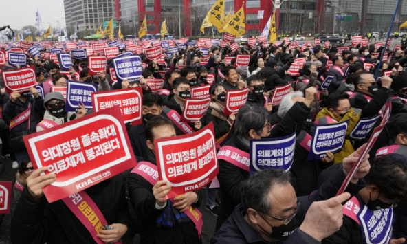 Khủng hoảng y tế tại Hàn Quốc sau 22 ngày: Giáo sư y khoa 'đối đầu' chính phủ, chuẩn bị từ chức hàng loạt để phản đối kế hoạch tuyển sinh