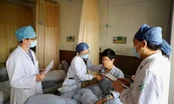 Chàng trai 29 tuổi phải cắt bỏ phần lớn dạ dày vì ung thư, bác sĩ lắc đầu, nhiều người cũng mắc 3 thói quen xấu này