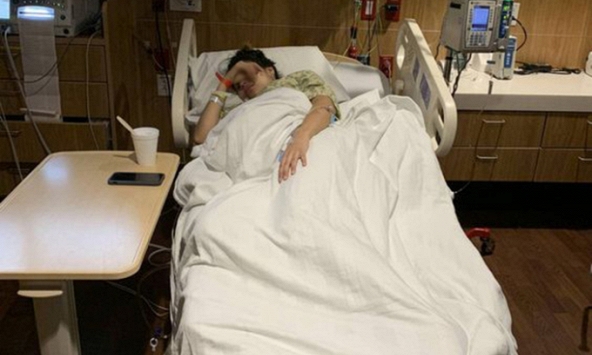 Người phụ nữ khóc ròng khi biết dạ dày 'thủng lỗ chỗ' và chảy máu chỉ vì uống thứ này như nước