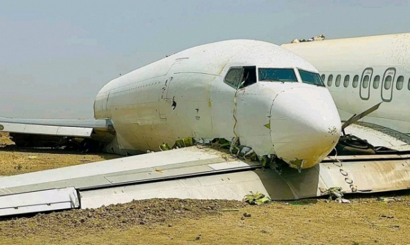 Máy bay Boeing mất kiểm soát đâm thẳng xuống đường băng: Toàn bộ hai máy bay vỡ tan tành tạo nên cảnh tượng kinh hoàng